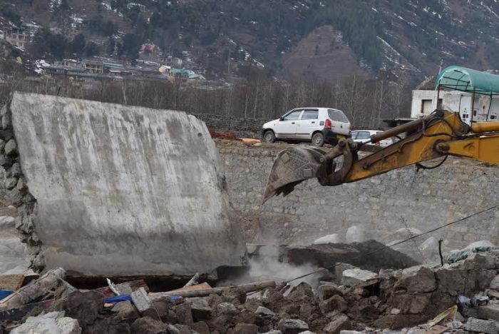 Rohtang roadside structures bulldozed, owners protest_5